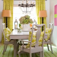 Příklad kombinace krásné broskvové barvy v dekoraci bytu