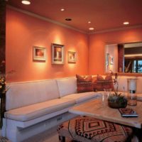 neparastas persiku krāsas apvienošanas piemērs dzīvokļa attēla stilā