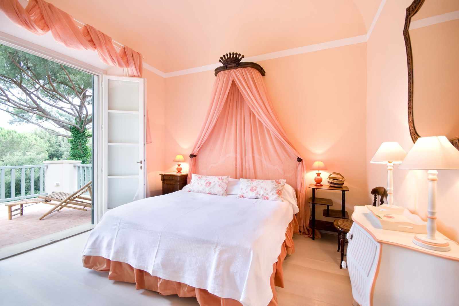 neparastas persiku krāsas apvienošanas piemērs dzīvokļa dizainā