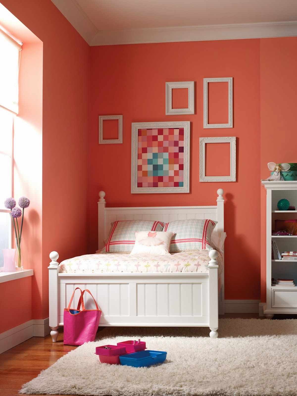 pilihan untuk menggabungkan warna peach terang dalam gaya apartmen
