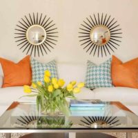 Skaista persiku krāsas kombinācijas piemērs dzīvokļa attēla interjerā
