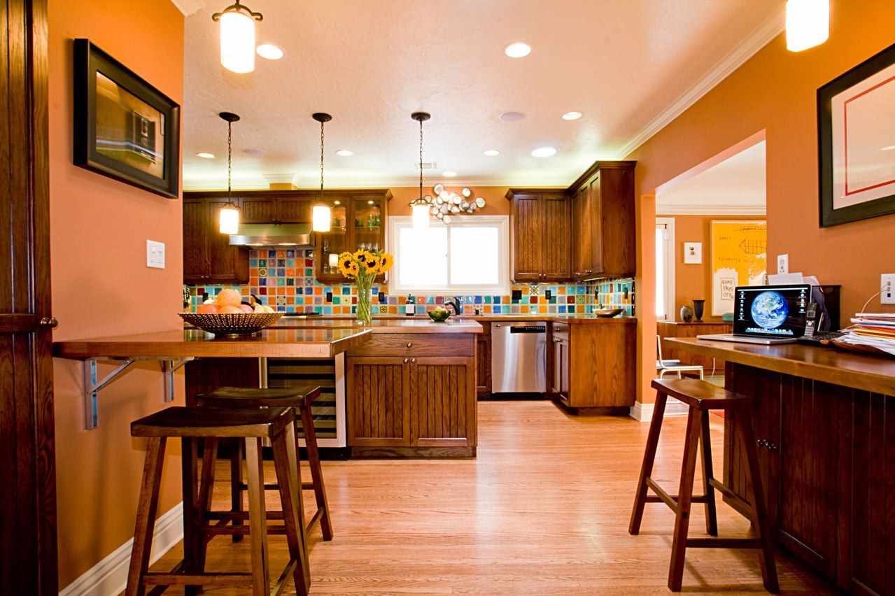 Neparastas persiku krāsas kombinācijas piemērs dzīvokļa interjerā