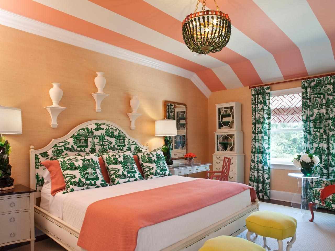 Šviesios persikų spalvos derinio pavyzdys projektuojant butą
