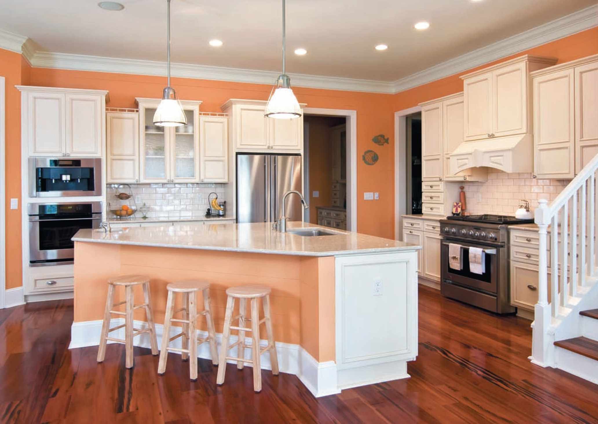 neparasta persiku krāsas apvienojuma variants dzīvokļa dizainā