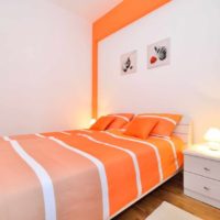 ideja apvienot neparastu persiku krāsu dzīvokļa attēla dizainā