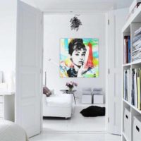 gaiša dzīvokļa dizaina piemērs pop mākslas attēla stilā