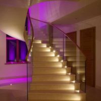 Šviesių laiptų dizaino pavyzdys sąžiningo namo nuotraukoje