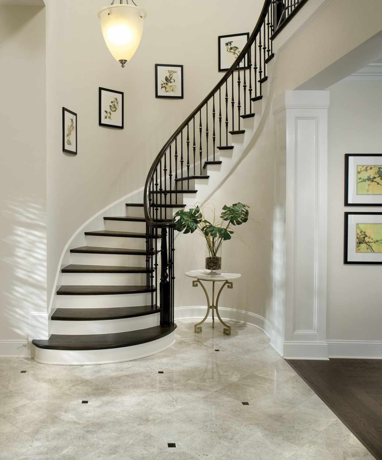variantă a unei scări în stil ușor într-o casă cinstită