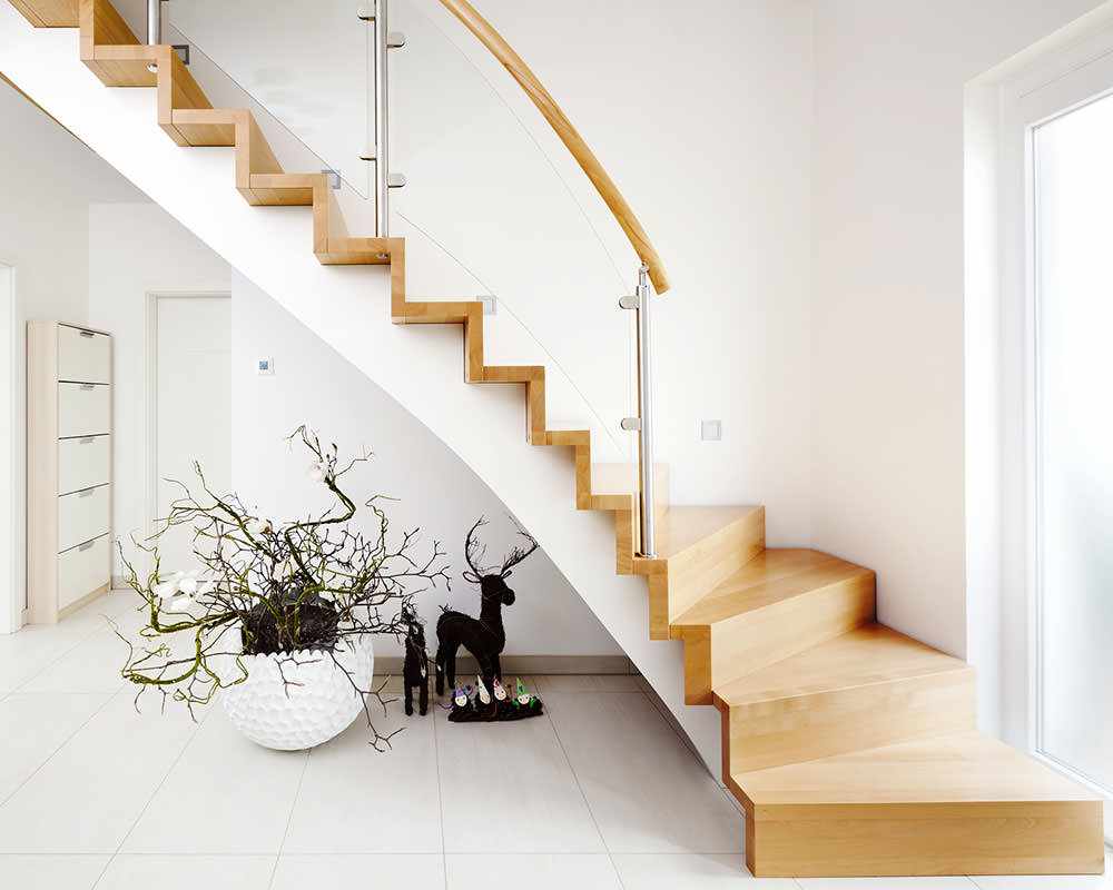 versiune a stilului neobișnuit al scărilor într-o casă cinstită