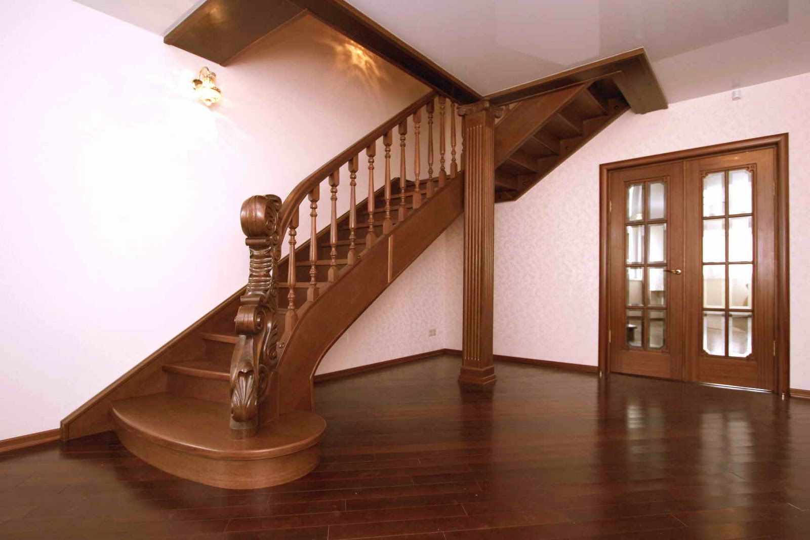 Příklad designu světlého schodiště