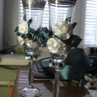 idee van ongebruikelijke decoratie van de stijl van bruiloft glazen foto