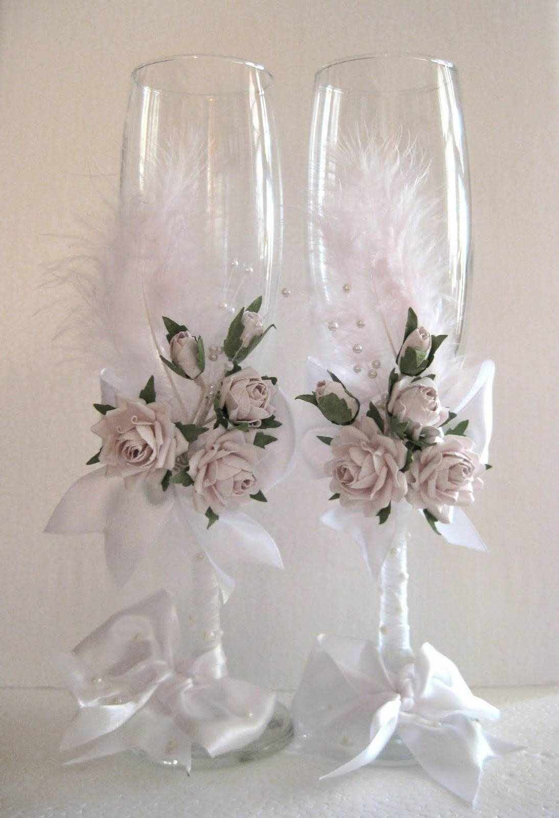 ideja par kāzu glāžu dekoru skaistu rotājumu