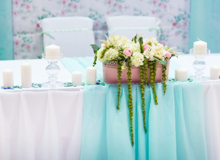 Rok tulle berwarna-warni di hiasan meja perkahwinan