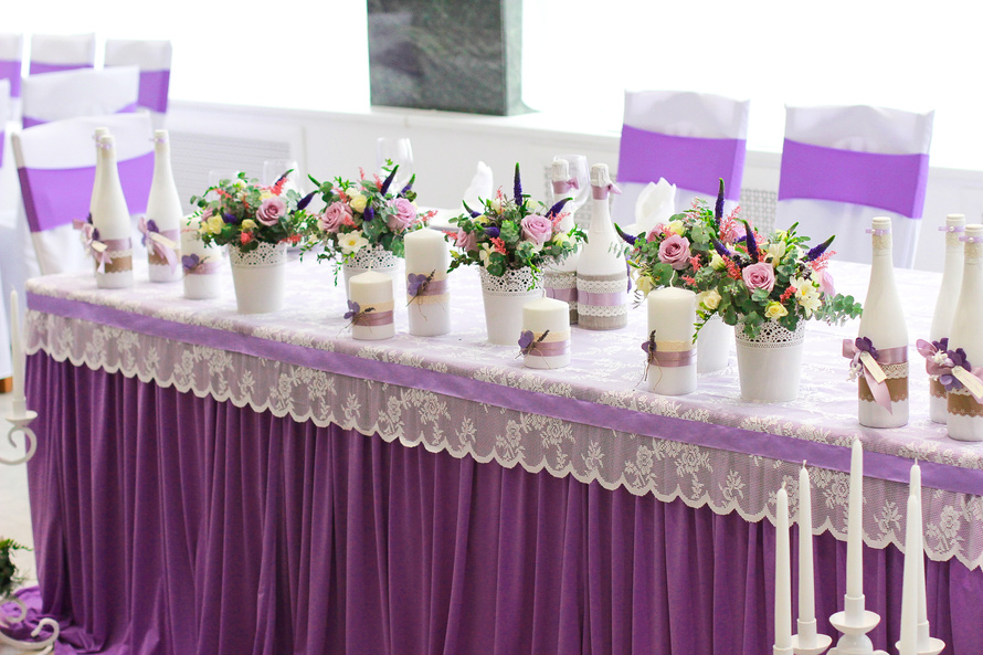 Menghias meja perkahwinan pengantin baru dalam gaya Provence