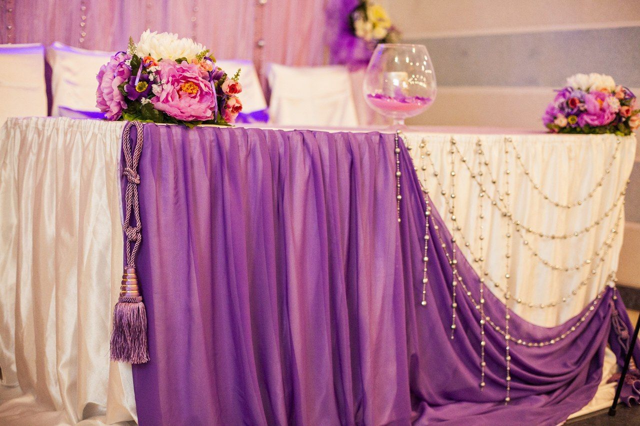 Menghiasi tepi meja perkahwinan dengan kain tebal