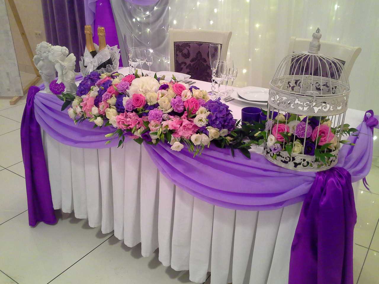 Hiasan meja perkahwinan dengan susunan bunga