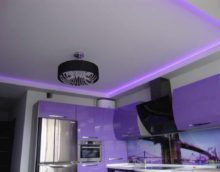 версия на яркия дизайн на тавана в кухнята снимка