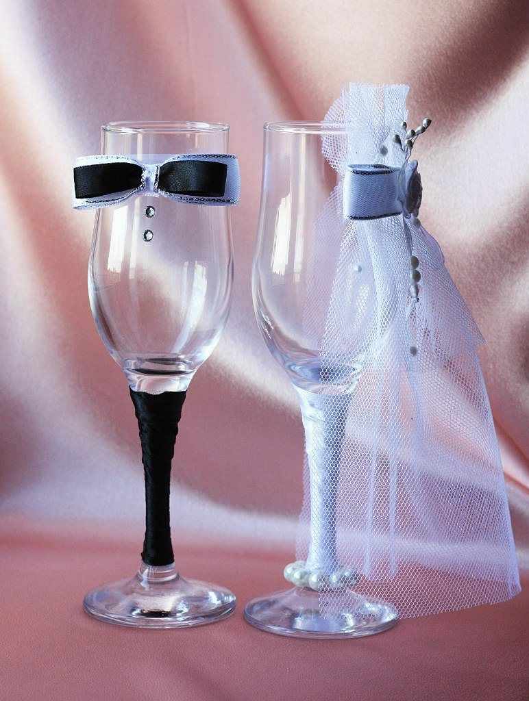 Een voorbeeld van een levendig stijlontwerp voor huwelijksglazen