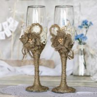 idee van lichte decoratie voor het ontwerp van bruiloft glazen foto