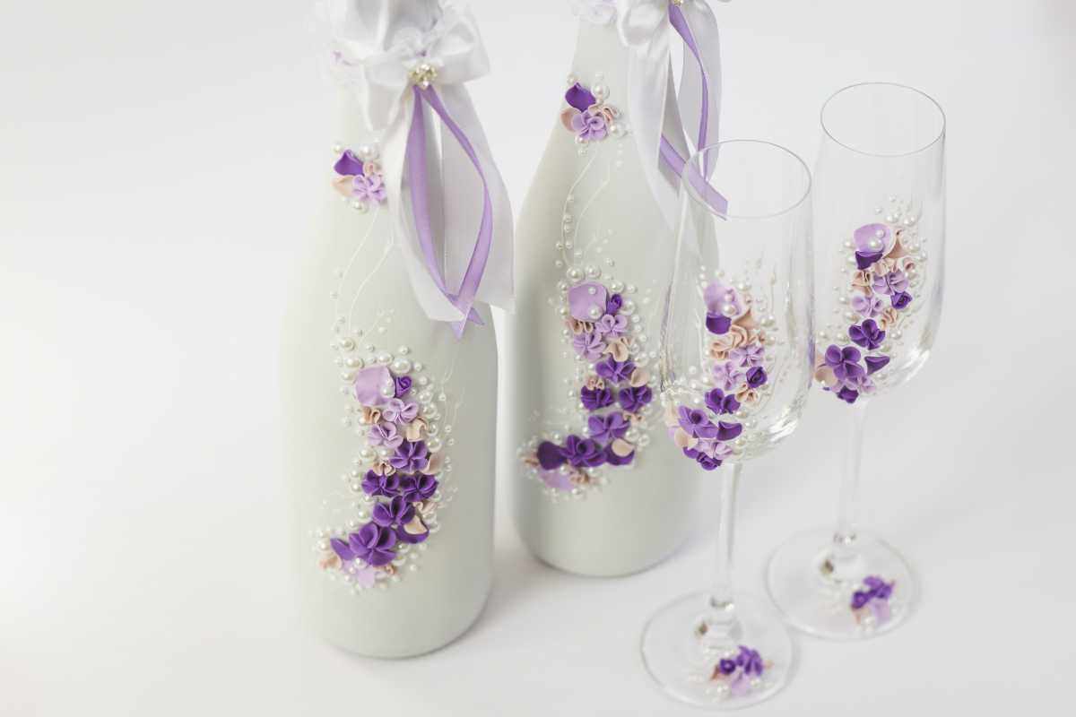 lehetőség az esküvői poharak dekorációjának gyönyörű dekorációjára