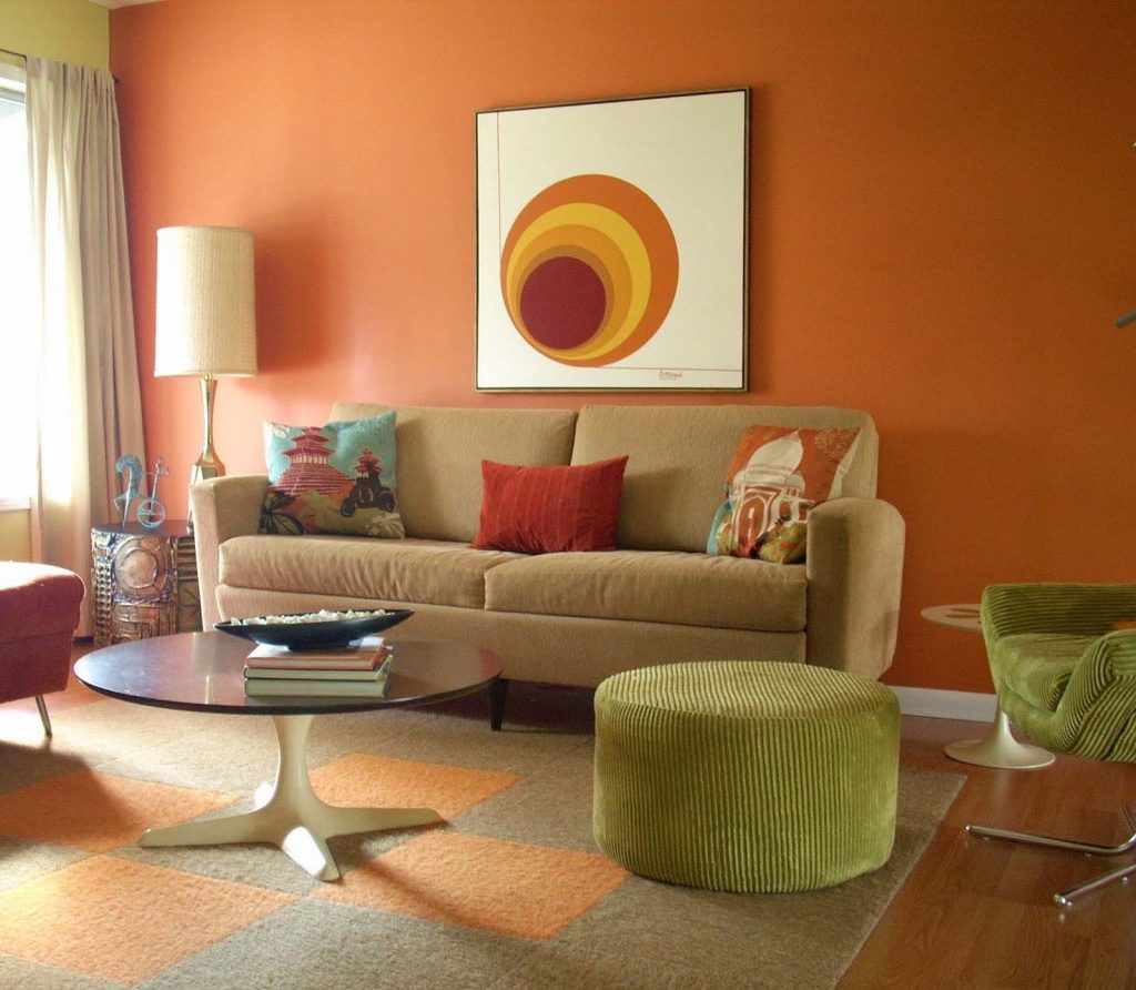 een combinatie van prachtige perzikkleur in het interieur van het appartement