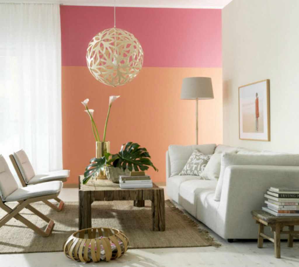 příklad kombinace neobvyklé broskvové barvy v interiéru bytu