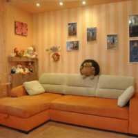 neparasta persiku krāsas kombinācijas piemērs dzīvokļa attēla noformējumā