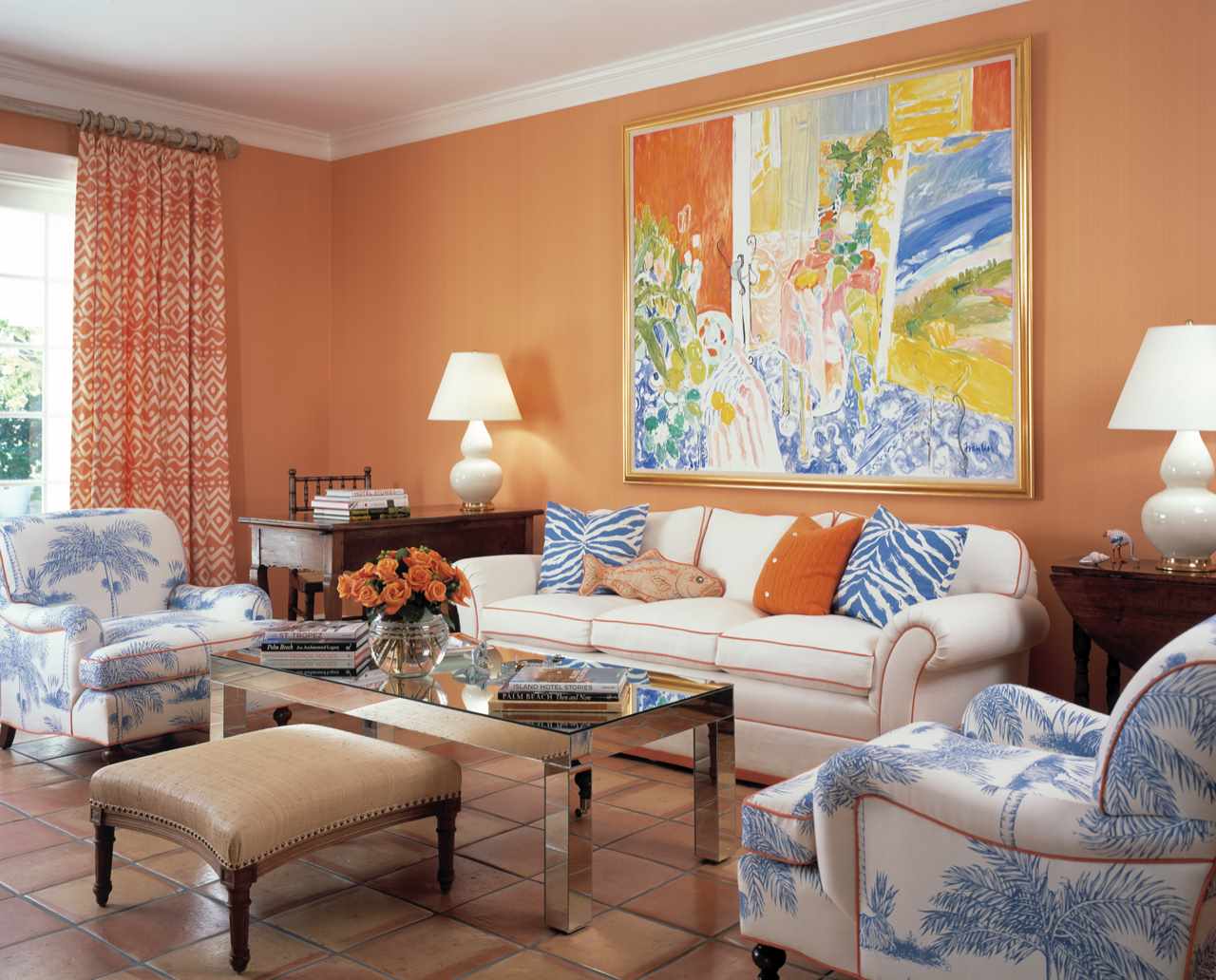 Spilgtas persiku krāsas kombinācijas piemērs dzīvokļa dizainā
