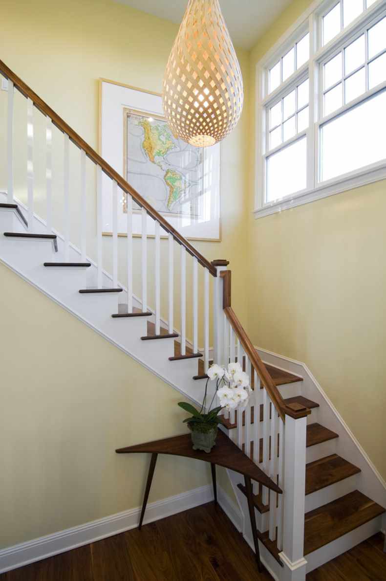 Пример за светло интериорно стълбище в честна къща