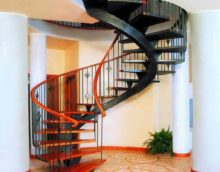 versiunea frumoasei scări interioare într-o fotografie cinstită a casei
