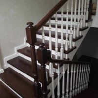 Пример за ярък интериор на стълбище в честна снимка на къщата