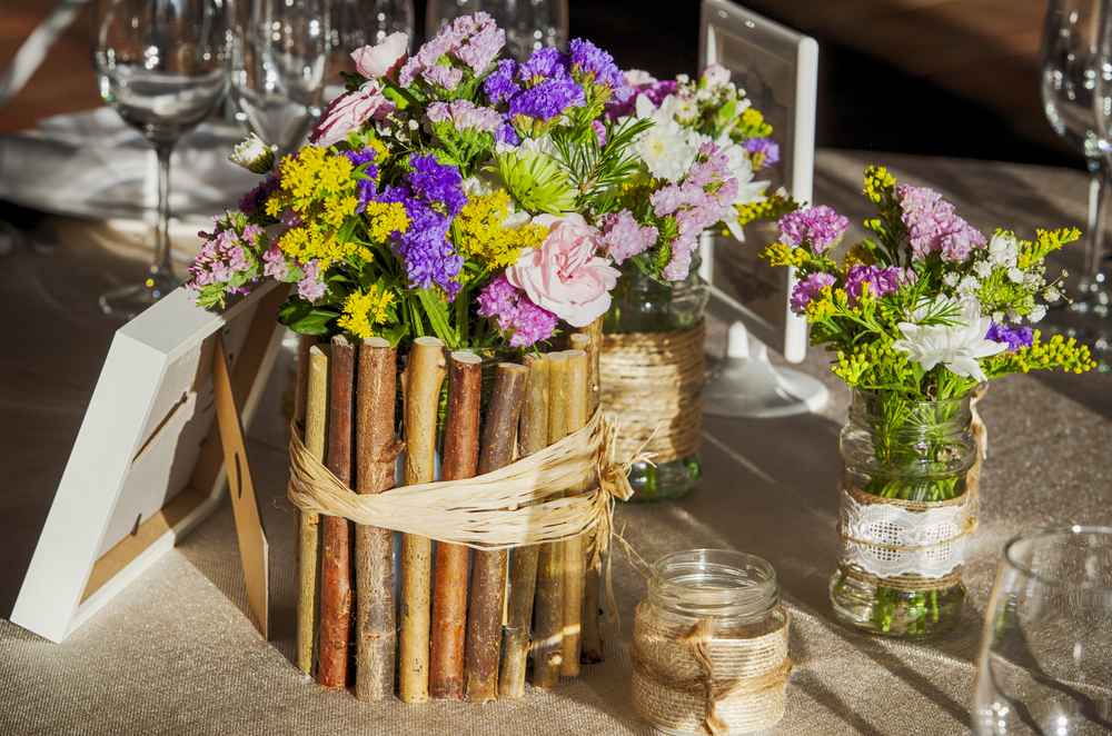 Vaza grančica na svadbenom stolu
