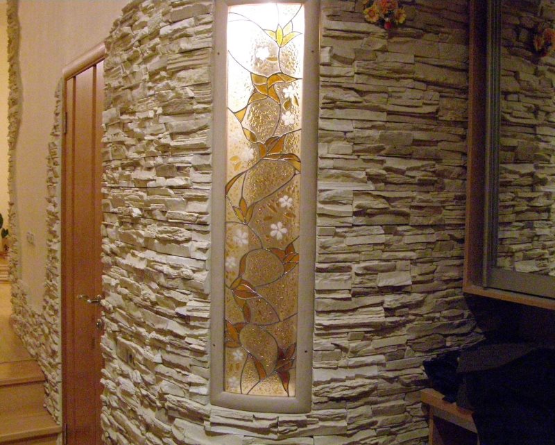 Glas in lood raam en decoratieve steen in het ontwerp van de gangmuur
