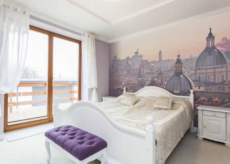 Ontwerp van een slaapkamer in de kleur wit en lavendel