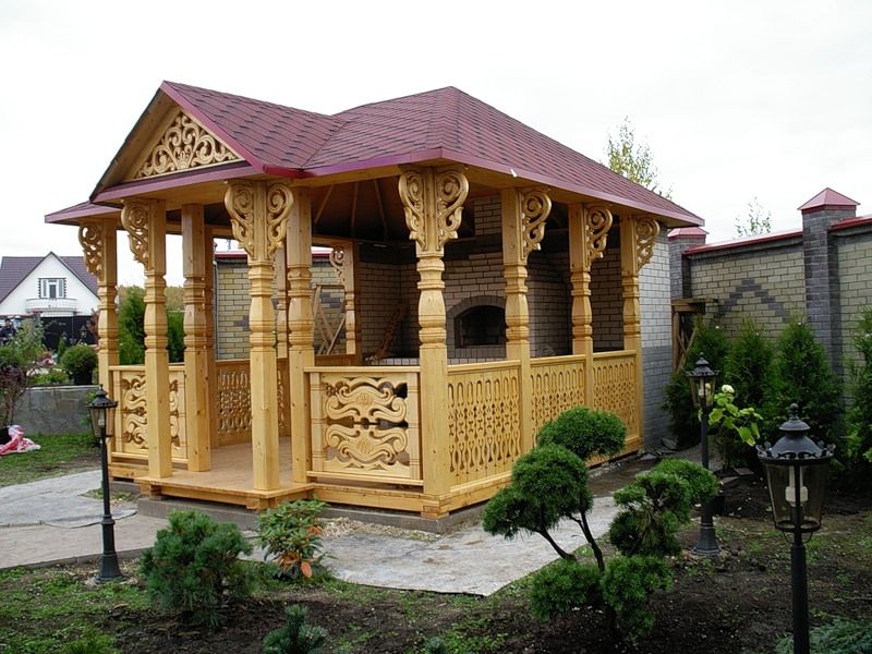 Reka bentuk cantik arbor kayu dalam gaya Rusia
