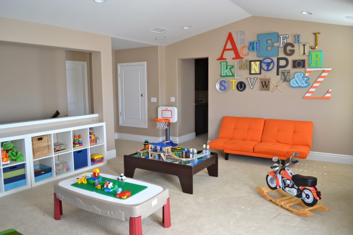 Sienų dekoravimas vaikų kambaryje su spalvotomis raidėmis