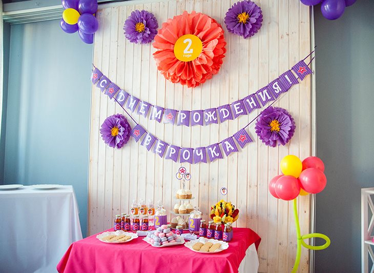 Decorarea camerei unei fete cu flori de hârtie pentru o zi de naștere