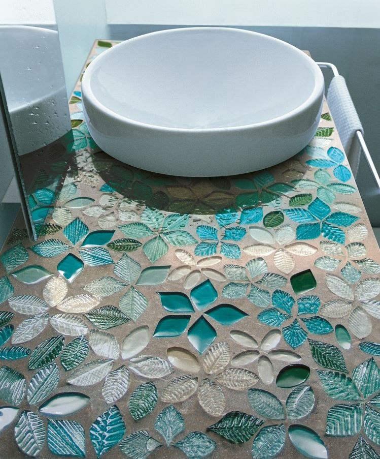 Pultová deska v koupelně s mozaikovými dlaždicemi