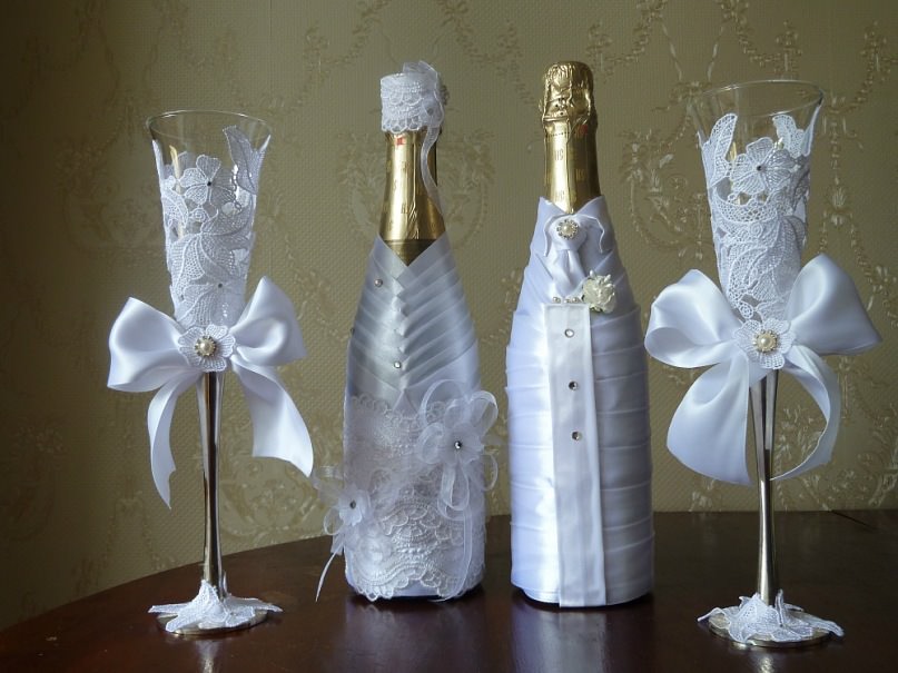 DIY láhev dekorace na svatbu s saténovou stuhou to udělat sami