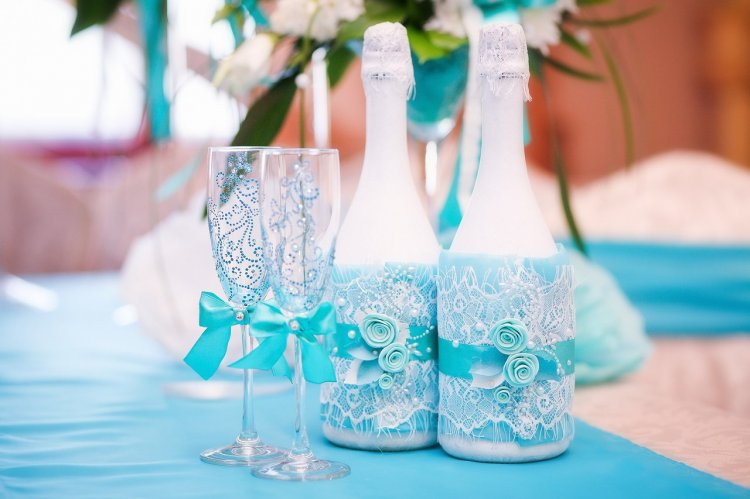 Bir düğün için kendin yap dantel şampanya süslemesi