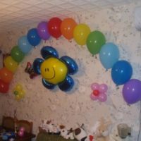Rutuliukų girlianda ant vaikų kambario sienos