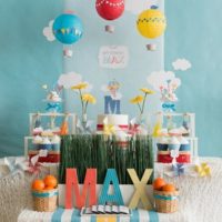 Díszítő édes asztal a gyermek születésnapjára