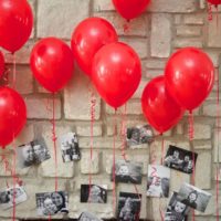 Hélium léggömbök és fotók a születésnapi szoba kialakításához