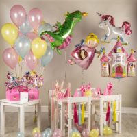 Балони във формата на играчки за детски рожден ден.