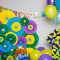 Mooie doe-het-zelf-papieren bloemen voor de verjaardag van de baby