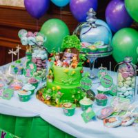 Gekleurde heliumballonnen in het ontwerp van de feesttafel voor de verjaardag van het kind