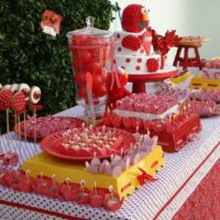 Saldainiai ant stalo vaiko gimtadienio proga