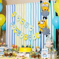 Kék és sárga léggömbök a szoba dekorációja a születésnapjára