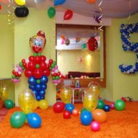 Balonu klauns mazuļa dzimšanas dienā