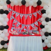 Bílé a černé balónky ve výzdobě místnosti k narozeninám syna